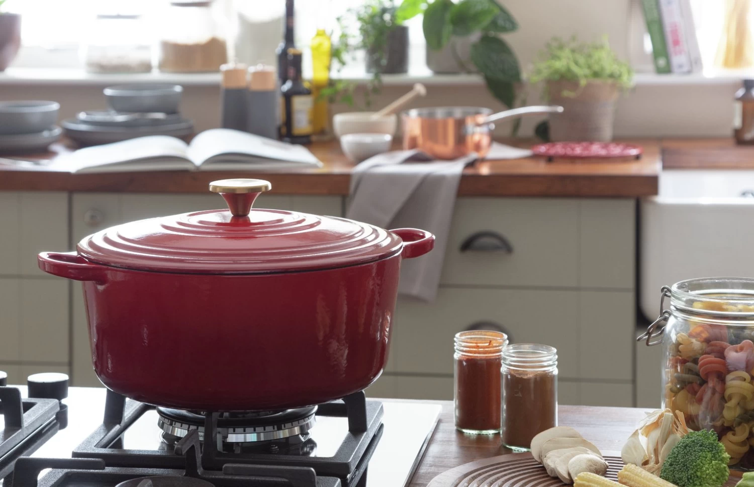 Habitat Country Manor 5.3 Litre Cast Iron Casserole Dish 4 Habitat Country Manor 5.3 Litre Cast Iron Casserole Dish - Image 2