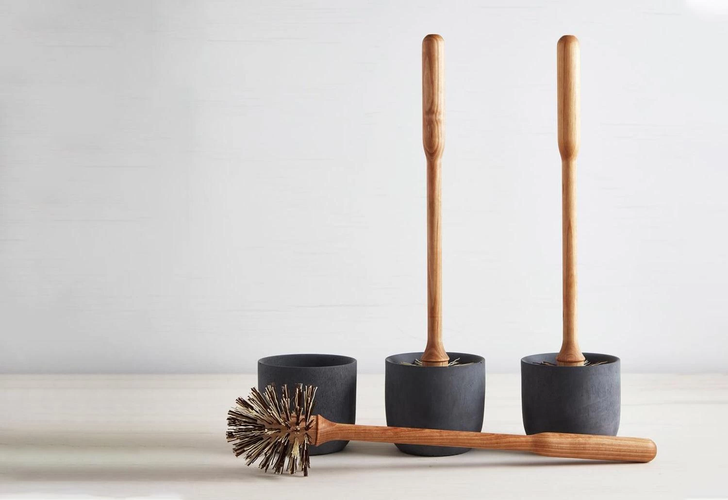 Iris Hantverk Toilet Brush & Concrete Bowl 4 Iris Hantverk Toilet Brush & Concrete Bowl - Image 2